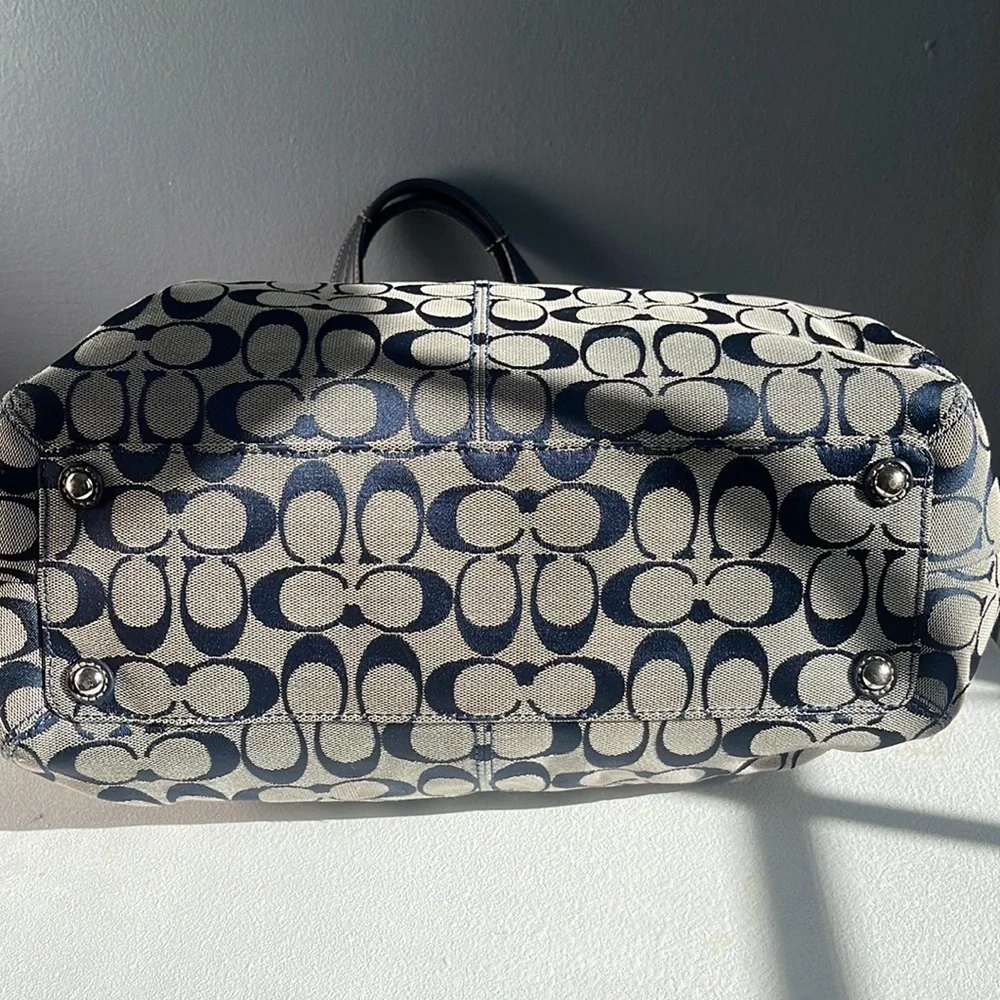 Coach purse - Picture 4 of 7